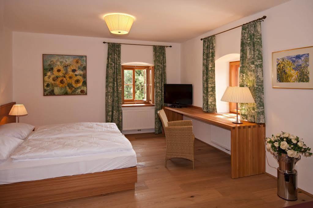Gastehaus Schloss Bernau Hotel Fischlham Ngoại thất bức ảnh